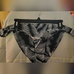 Volcom everybody Bikni Bottoms Full Coverage Size 14 Palm Leaf Black & White